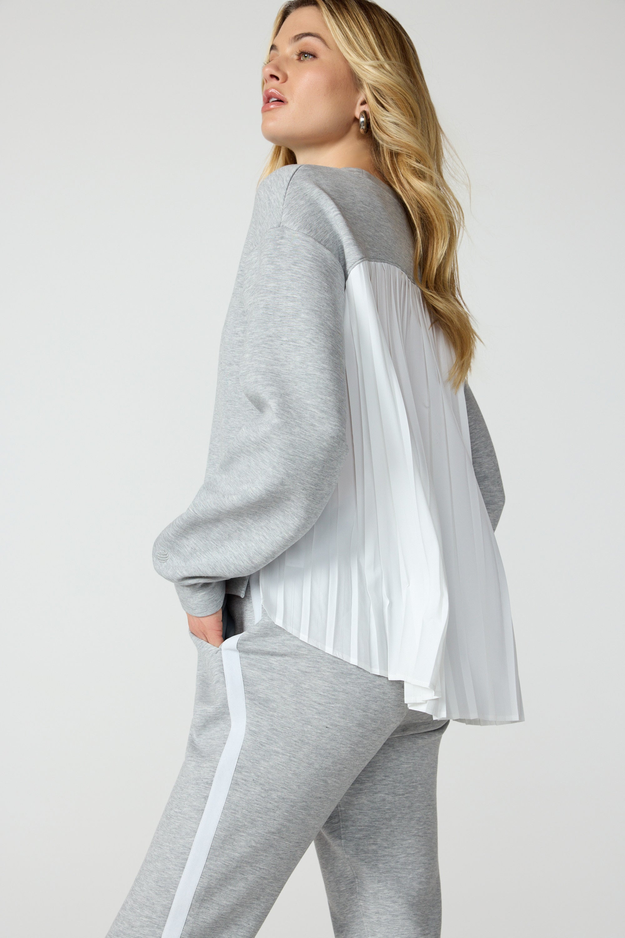 Dreamweave Crew with Pleated Back - Htr Concrete