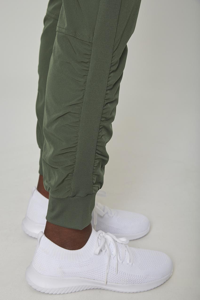 Women’s Woven Ruched Pant