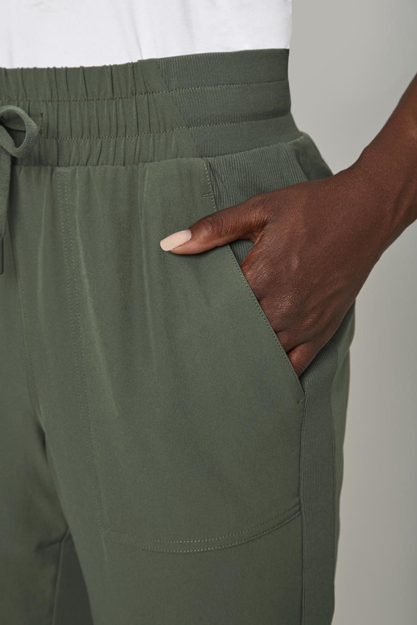 Women’s Woven Ruched Pant