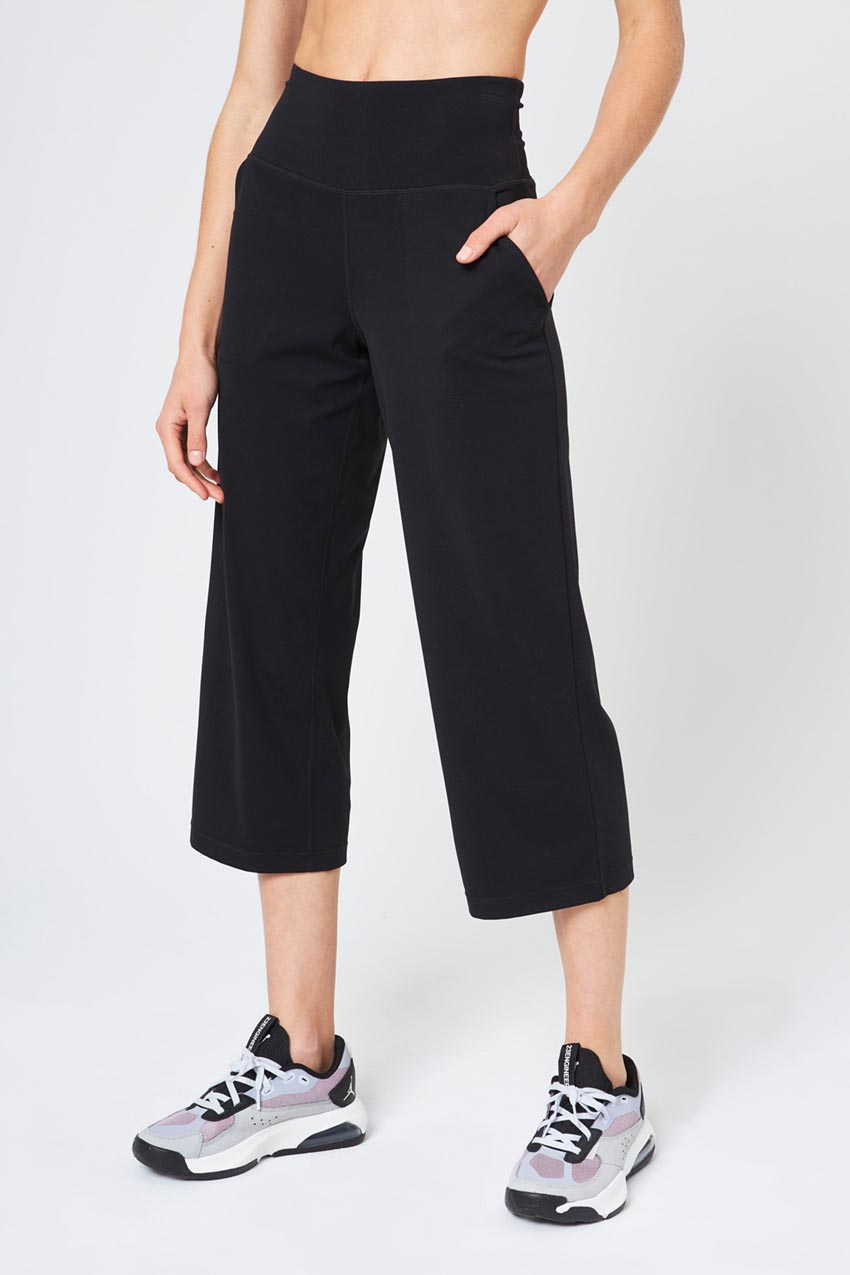MPG Sport Vital High-Rise Relaxed Leg Crop 24" Peached in Black