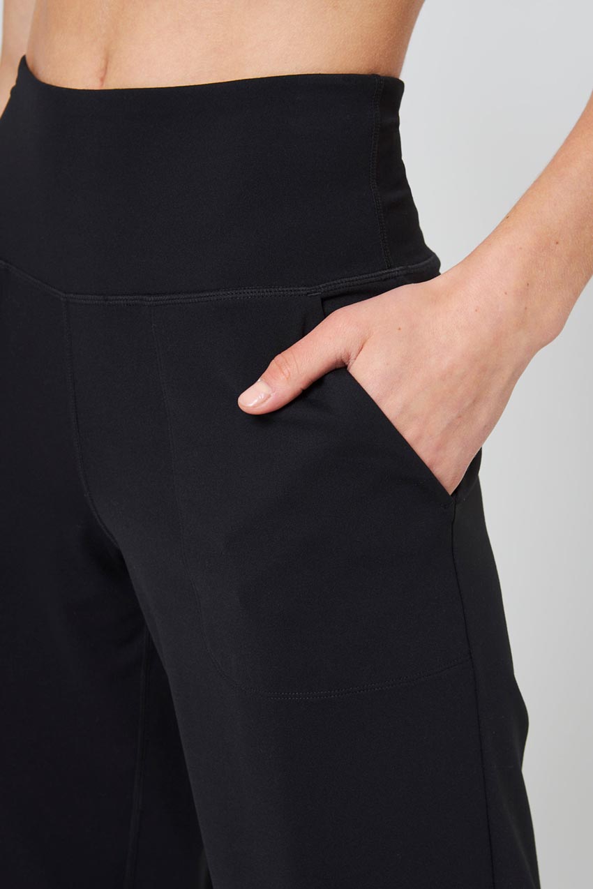 Vital High-Waisted 24" Cropped Pant Peached - Black