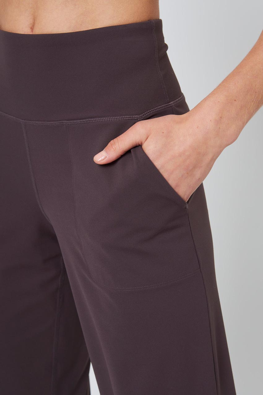 Vital Recycled Nylon High-Waisted 24" Cropped Pant Peached