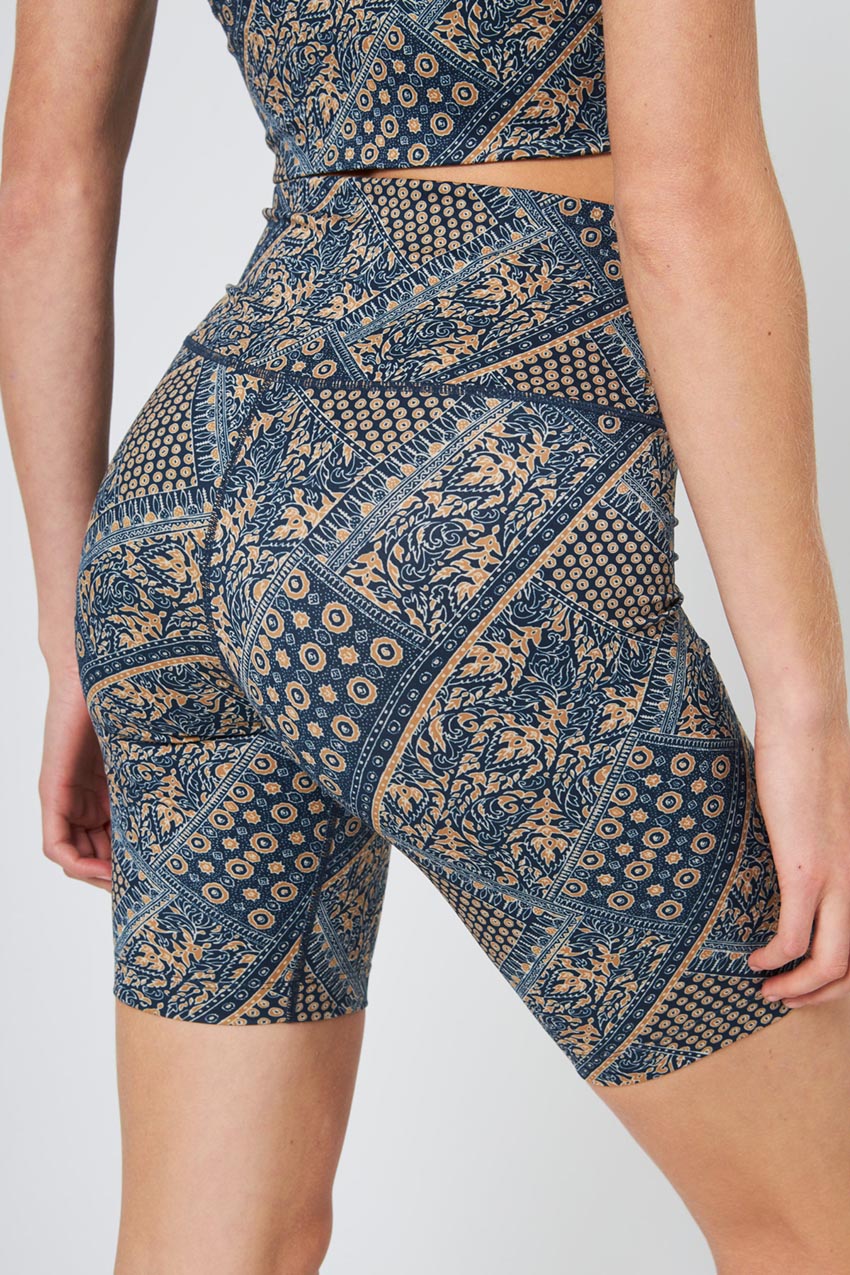 Explore High-Waisted Printed Short 8" Peached - Navy/Gold Patchwork Print