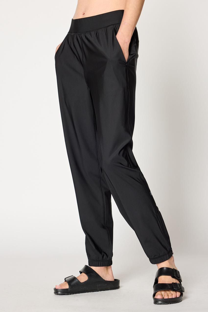 MPG Sport Adapt Back Leg Zip Jogger 27" in Black