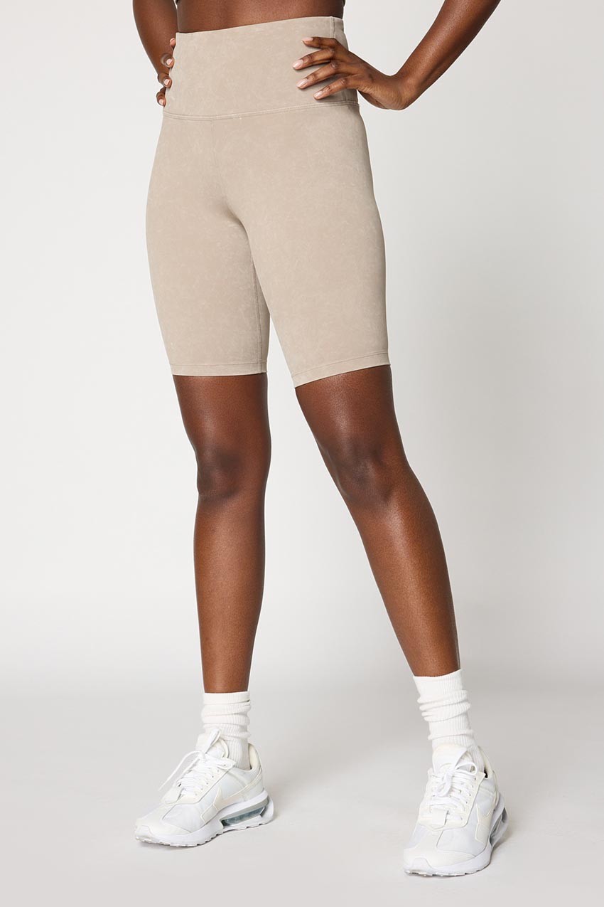 MPG Sport Vital High-Rise Short 8" Washed in Washed Caffe Latte