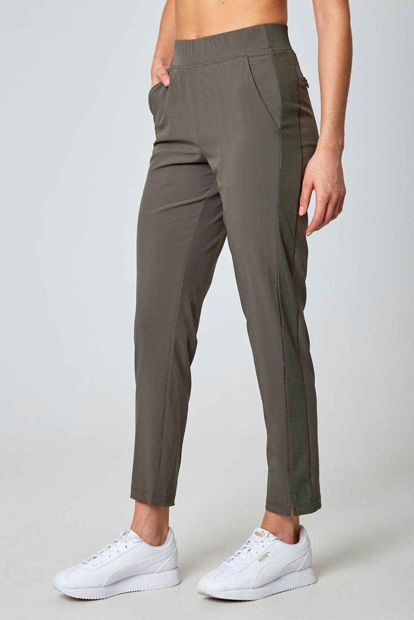 Mondetta Ladies Woven Slim Pant in Olive