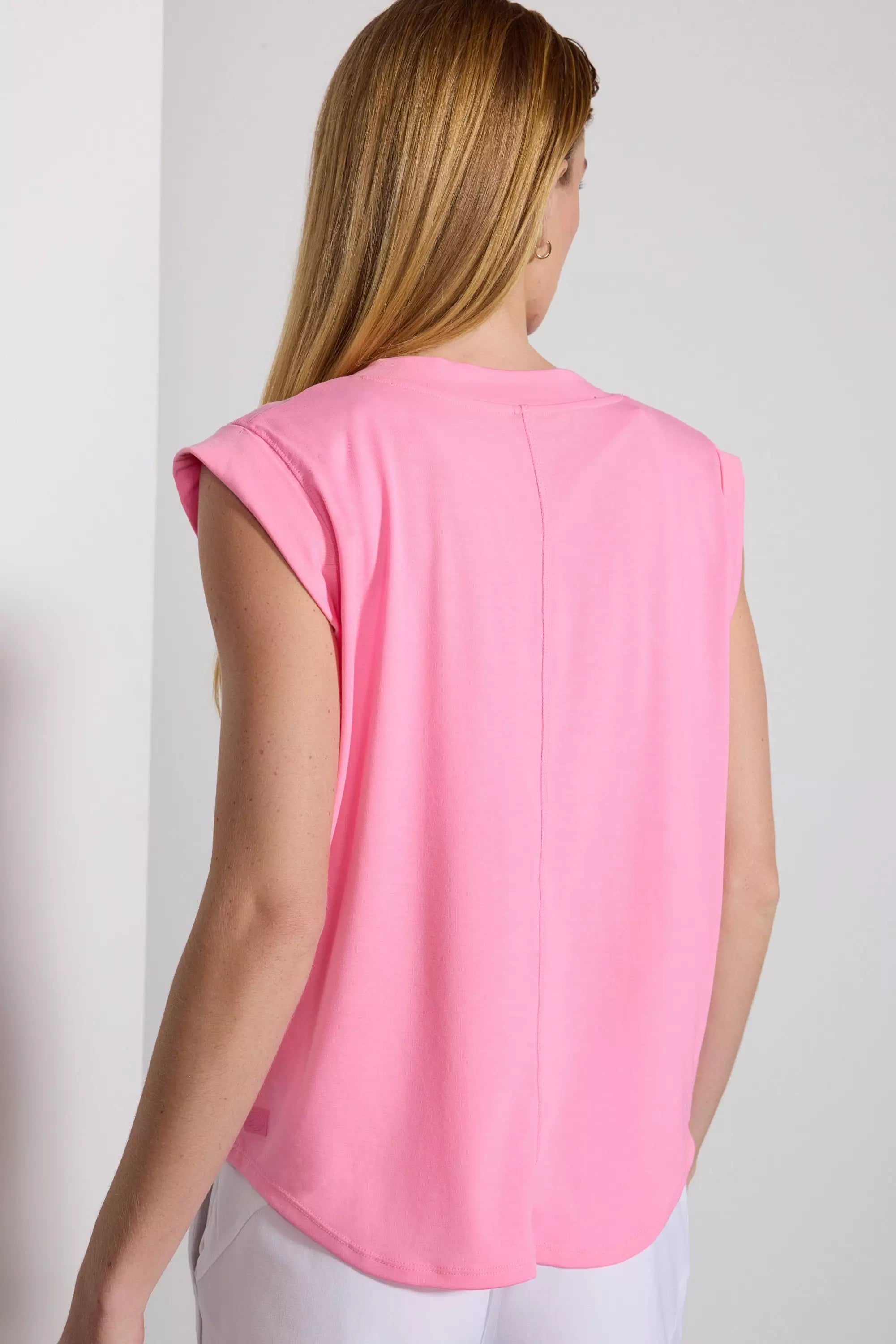 Camiseta de cuello en V de rendimiento - Sachet Pink