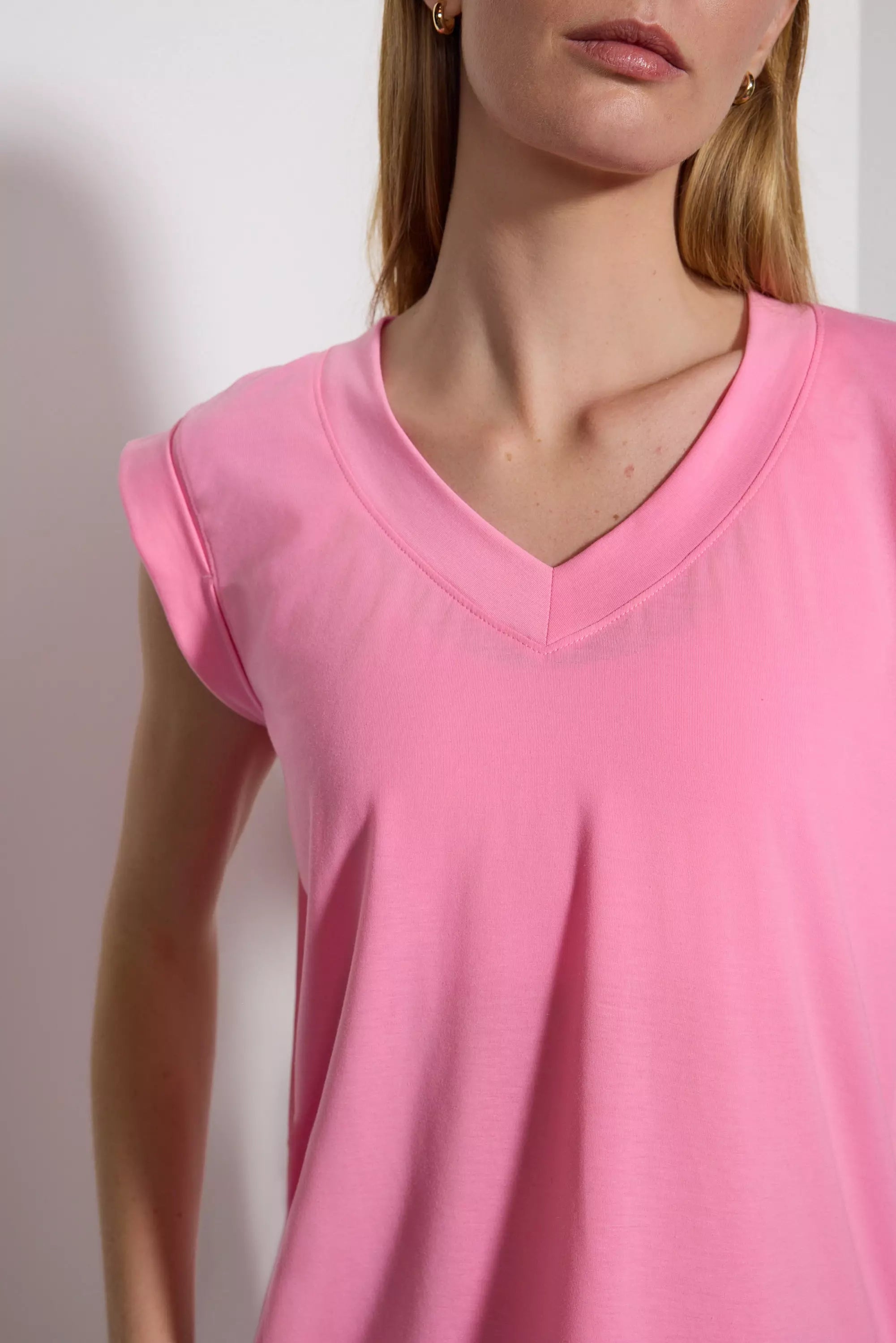 Camiseta de cuello en V de rendimiento - Sachet Pink