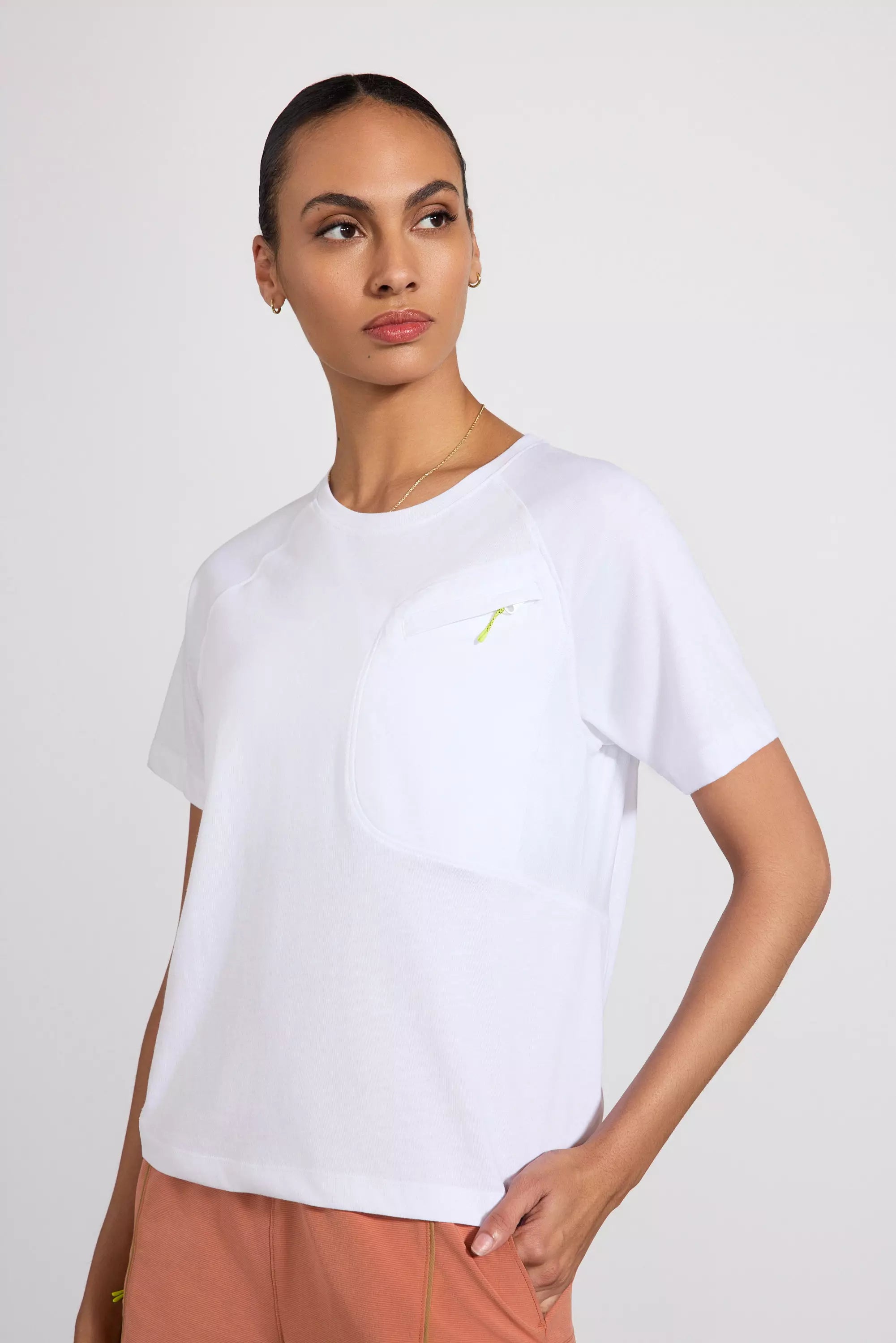 Atteignez le tee-shirt de poche avec panneau de maille - blanc