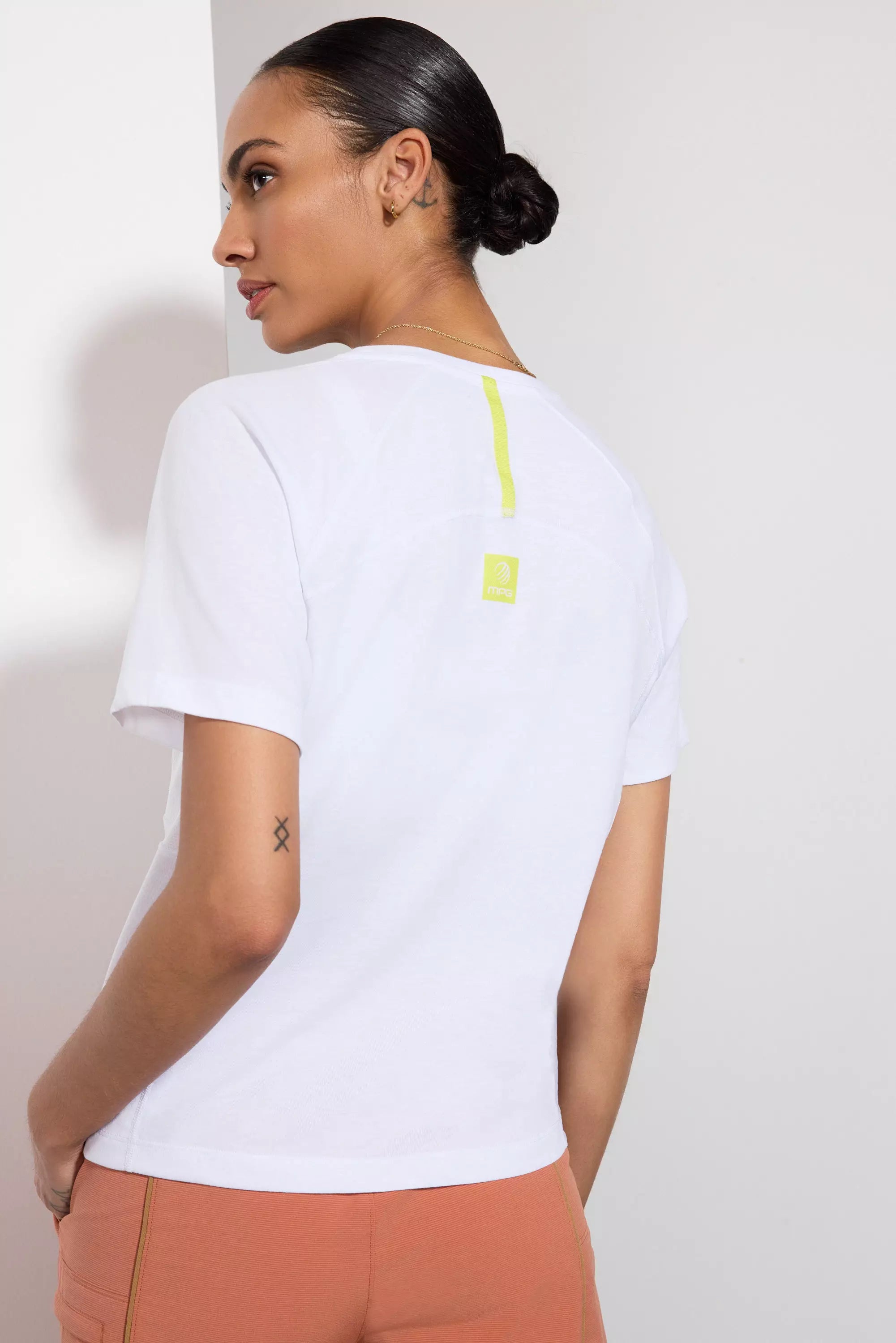 Atteignez le tee-shirt de poche avec panneau de maille - blanc