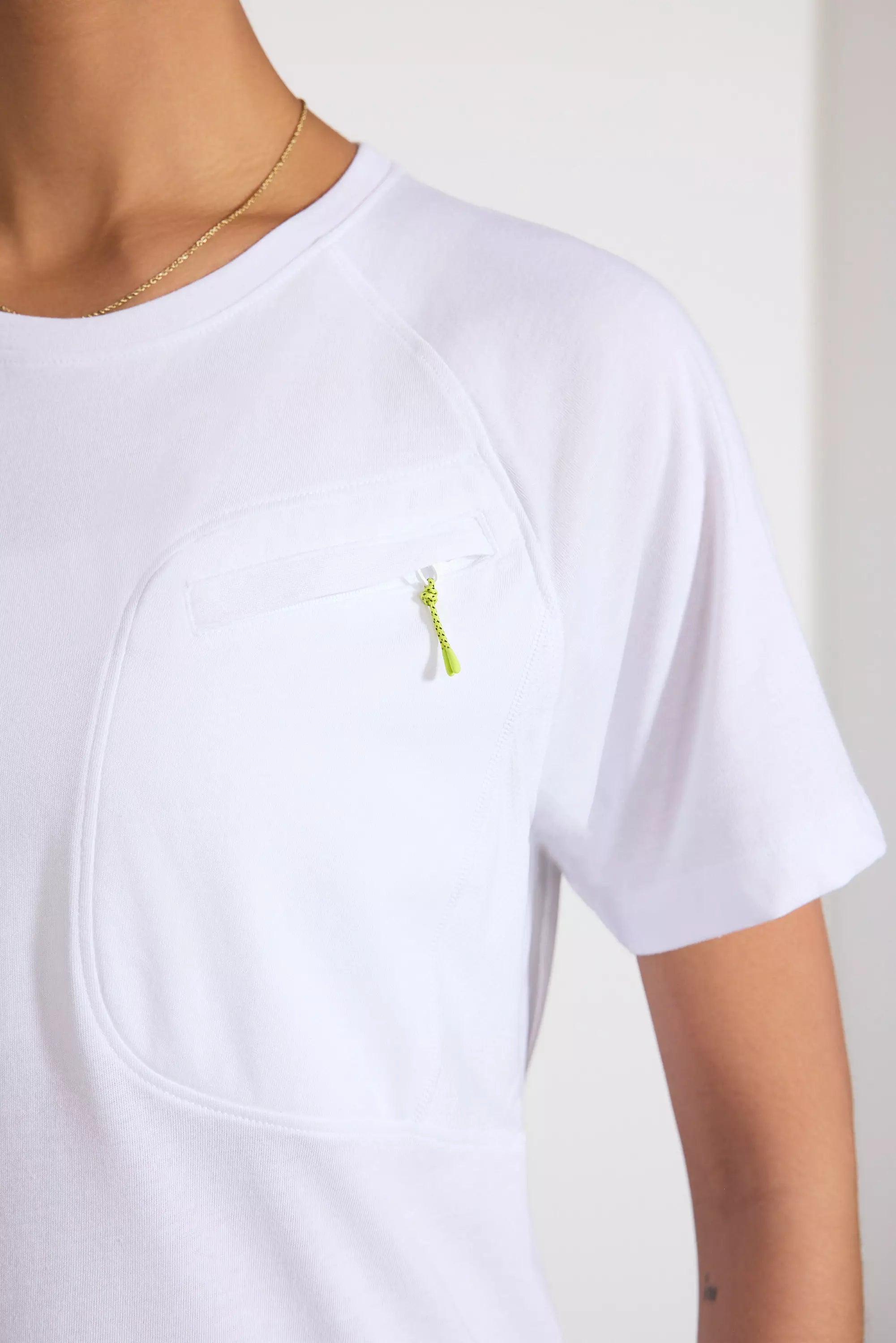 Atteignez le tee-shirt de poche avec panneau de maille - blanc