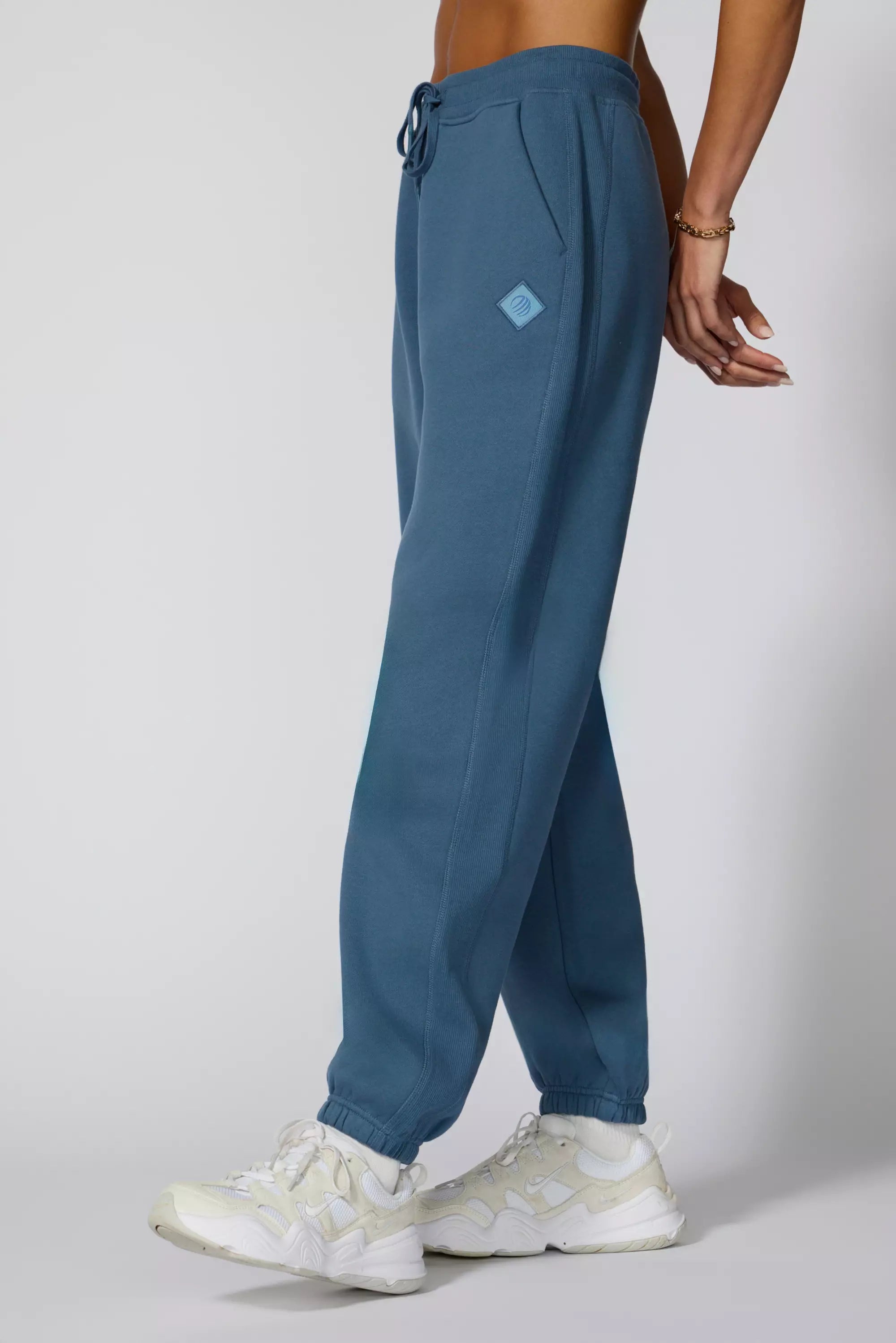 Jogger relajado de luxefleece - azul de gasolina