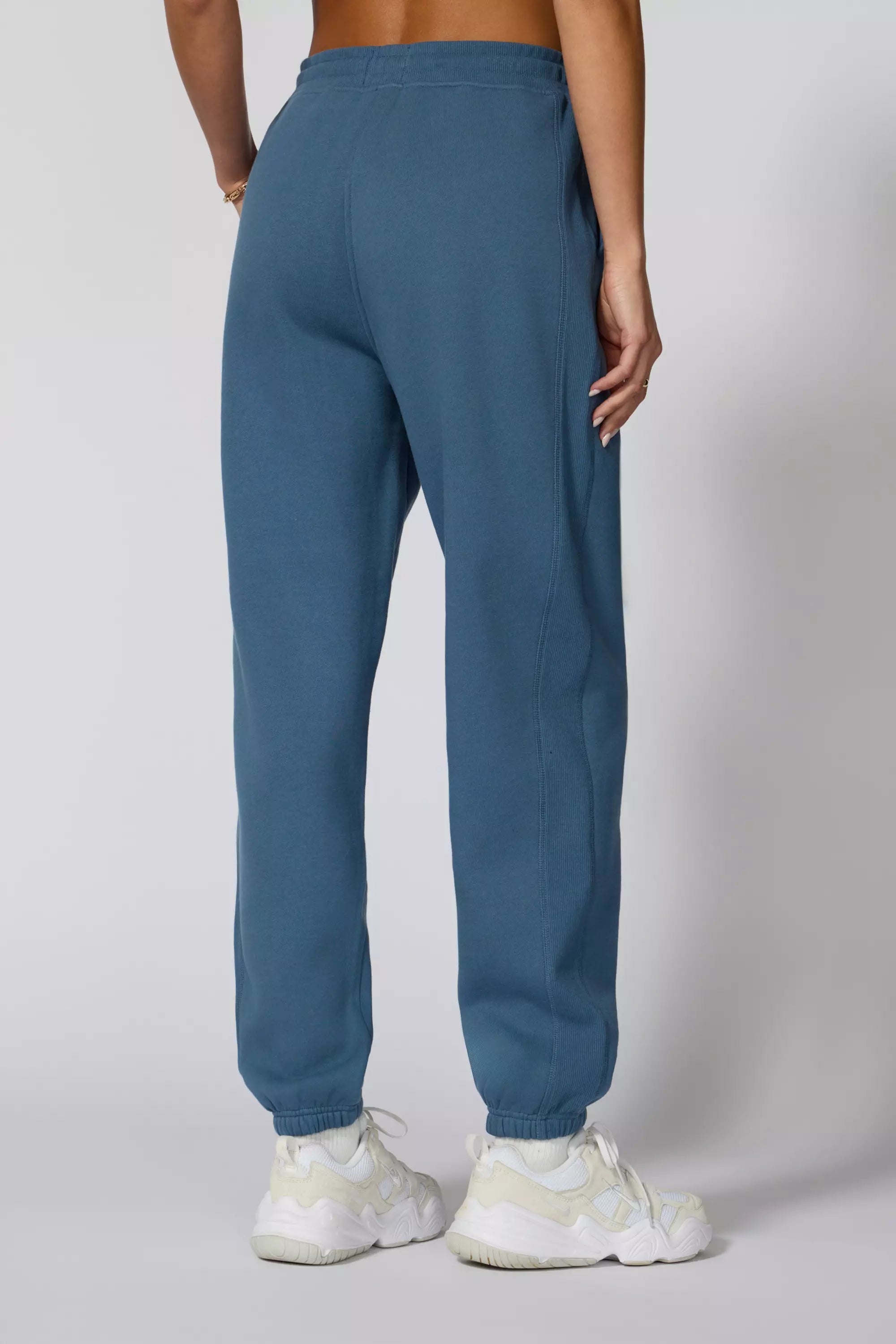 Jogger relajado de luxefleece - azul de gasolina