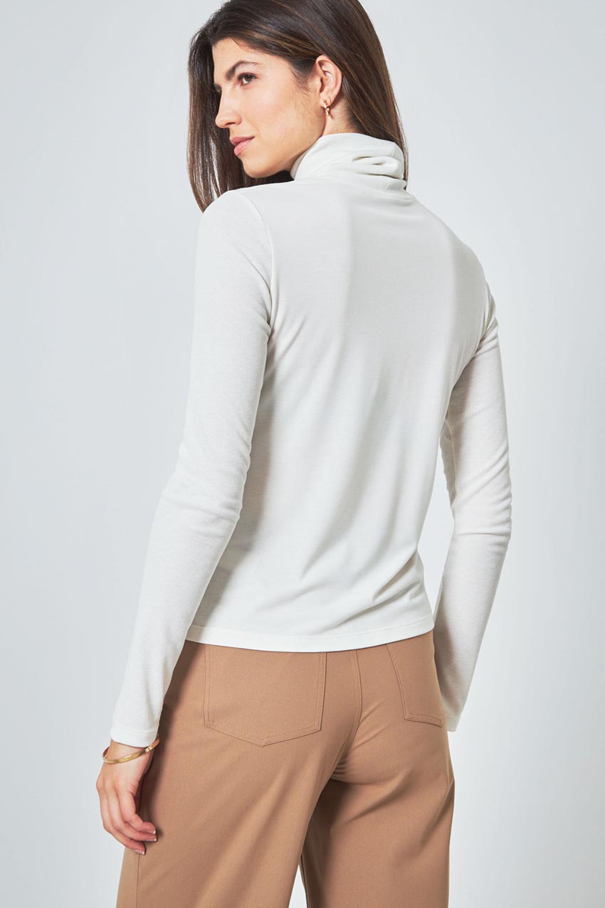 OGLmove - Eco-Mousse®2.0 Turtleneck Puff Sleeve Top – Make a statement with  puff sleeves that elevate your style!👀👏 This hip-length piece is perfect  for tucking in. Plus, experience exceptional warmth with the
