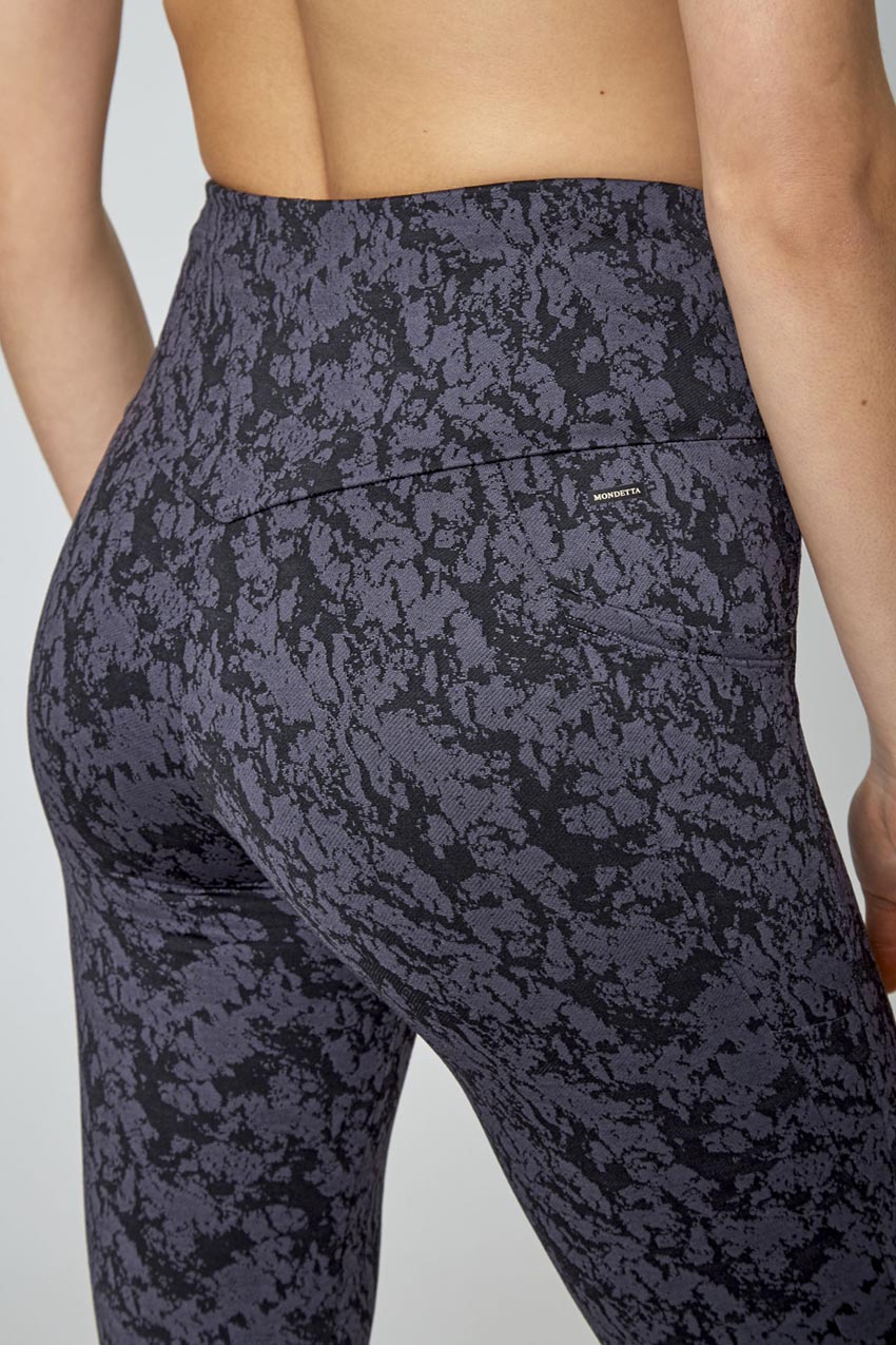 Is there a difference between formation camo deep coal multi and formation  camo deep coal multi/black? It looks the same to me. : r/lululemon