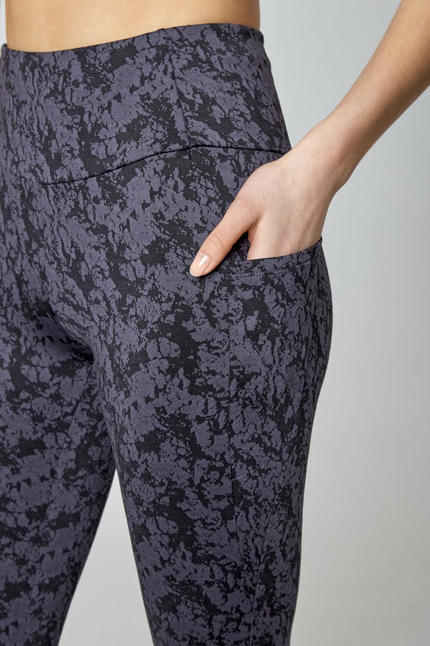 Lululemon Inky Blue Black Floral leggings bottoms 4 print crop capri Wunder